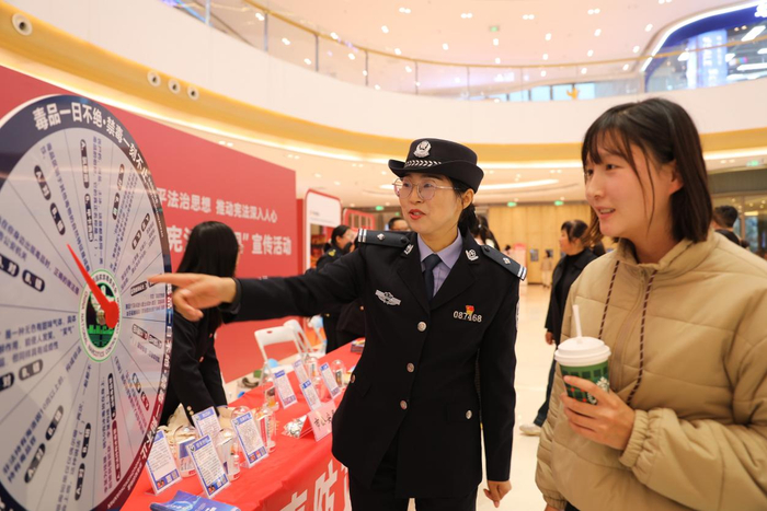 群众参与游戏互动。天长市公安局供图