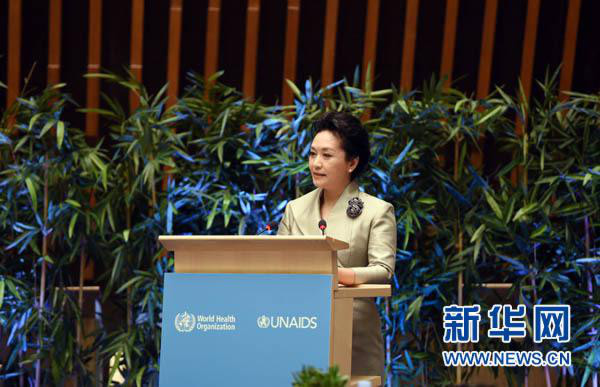 1月18日，国家主席习近平夫人、世界卫生组织结核病和艾滋病防治亲善大使彭丽媛应世界卫生组织总干事陈冯富珍和联合国艾滋病规划署执行主任西迪贝邀请，在瑞士日内瓦出席为她举行的亲善大使任期续延暨颁奖仪式。这是彭丽媛在仪式上致辞。新华社记者谢环驰摄