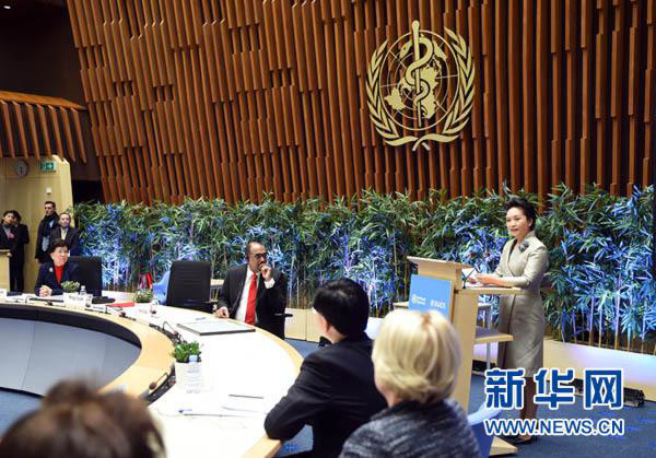 1月18日，国家主席习近平夫人、世界卫生组织结核病和艾滋病防治亲善大使彭丽媛应世界卫生组织总干事陈冯富珍和联合国艾滋病规划署执行主任西迪贝邀请，在瑞士日内瓦出席为她举行的亲善大使任期续延暨颁奖仪式。这是彭丽媛在仪式上致辞。新华社记者谢环驰摄