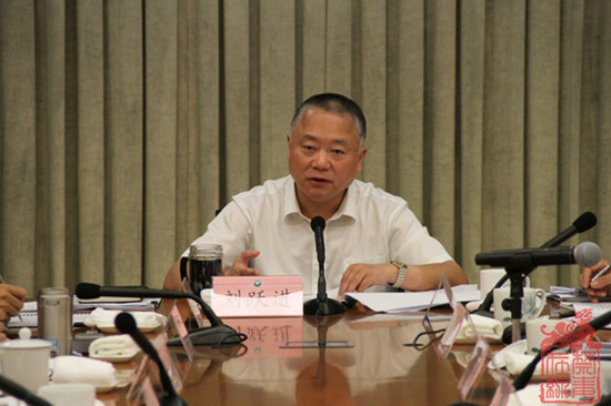 图为国家禁毒委员会副主任、公安部党委委员、反恐专员刘跃进主持会议并讲话。