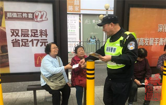 图为警察想车站乘客发放禁毒折页