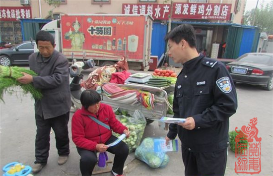 图为民警发放禁毒宣传册