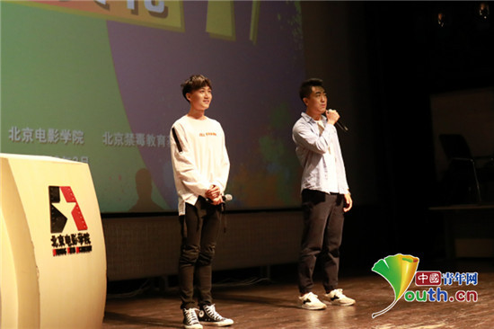 《坠机》作品制品人王涛（右）和主演张佑汐（左）与现场观众讲述了拍摄背后的故事