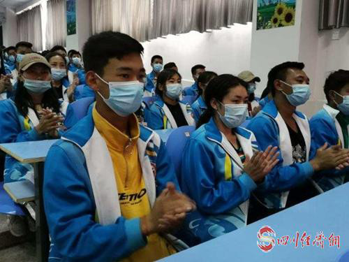 19（网）什邡带来特别的“520”配图   看讲座.jpg