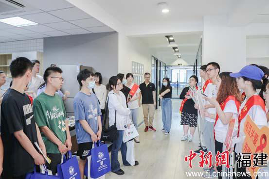 学生志愿者和企业员工进行禁毒防艾知识问答互动