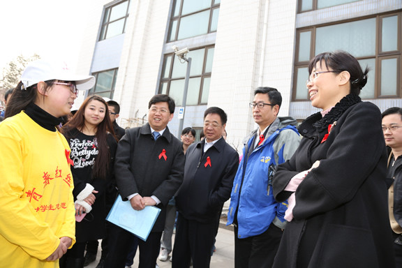 领导听取青春红丝带社团会员介绍本社团情况