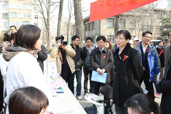 汪鸿雁书记与社区医务人员交流