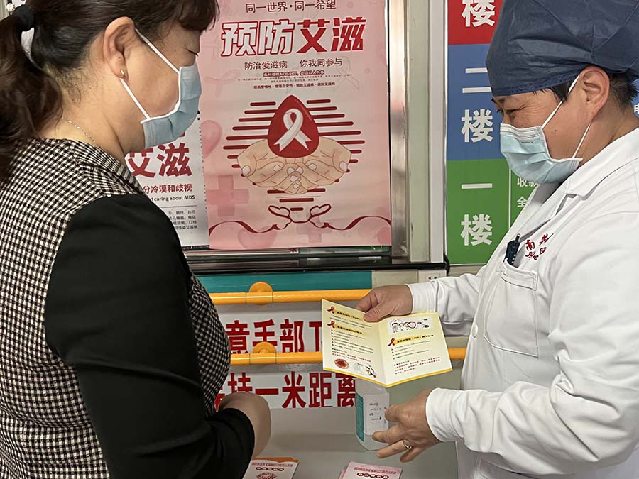 医务人员向群众宣传艾滋病知识